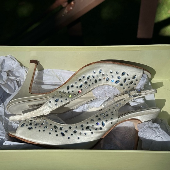 Gorgeous Swarovski aurora borealis 👠 worn for reception only. So pretty🤩 - Picture 4 of 8